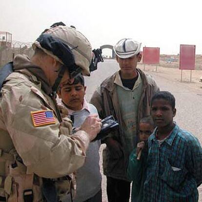 Un soldado estadounidense utiliza un traductor para comunicarse con civiles en Irak