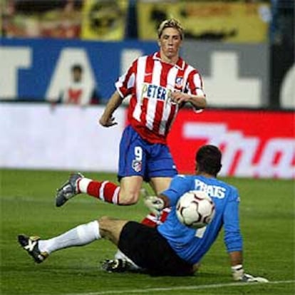 Fernando Torres bate a Prats en el segundo tanto del Atlético.