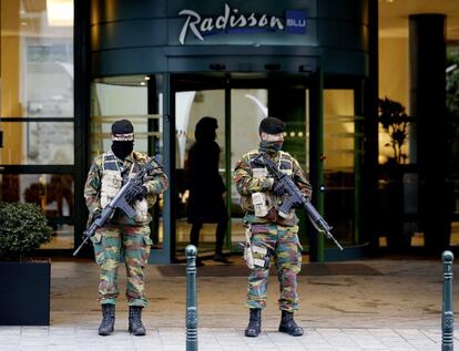 Soldats belgues s'estan a les portes de l'hotel Radisson Blu, aquest dissabte, a Brussel·les.