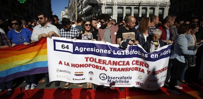 Pancarta con el n&uacute;mero de agresiones hom&oacute;fobas en la regi&oacute;n.