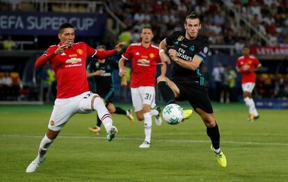 Gareth Bale disputa el balón con Chris Smalling, del Manchester United.