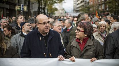 La Cumbre Social Vasca, la plataforma liderada por CCOO y UGT, ha celebrado en Bilbao (Vizcaya) una manifestación en defensa de los servicios públicos y de las pensiones a la que ha acudido Juan Calparsoro (i), Fiscal Superior del País Vasco.