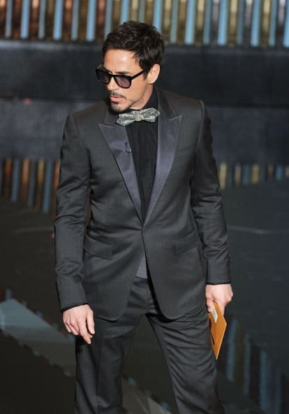 Robert Downey Jr., que presentó junto a Gwyneth Paltrow el Oscar a mejor película documental, eligió un traje de Gucci hecho a medida. Chaqueta y pantalón grises, camisa negra y pajarita metalizada.