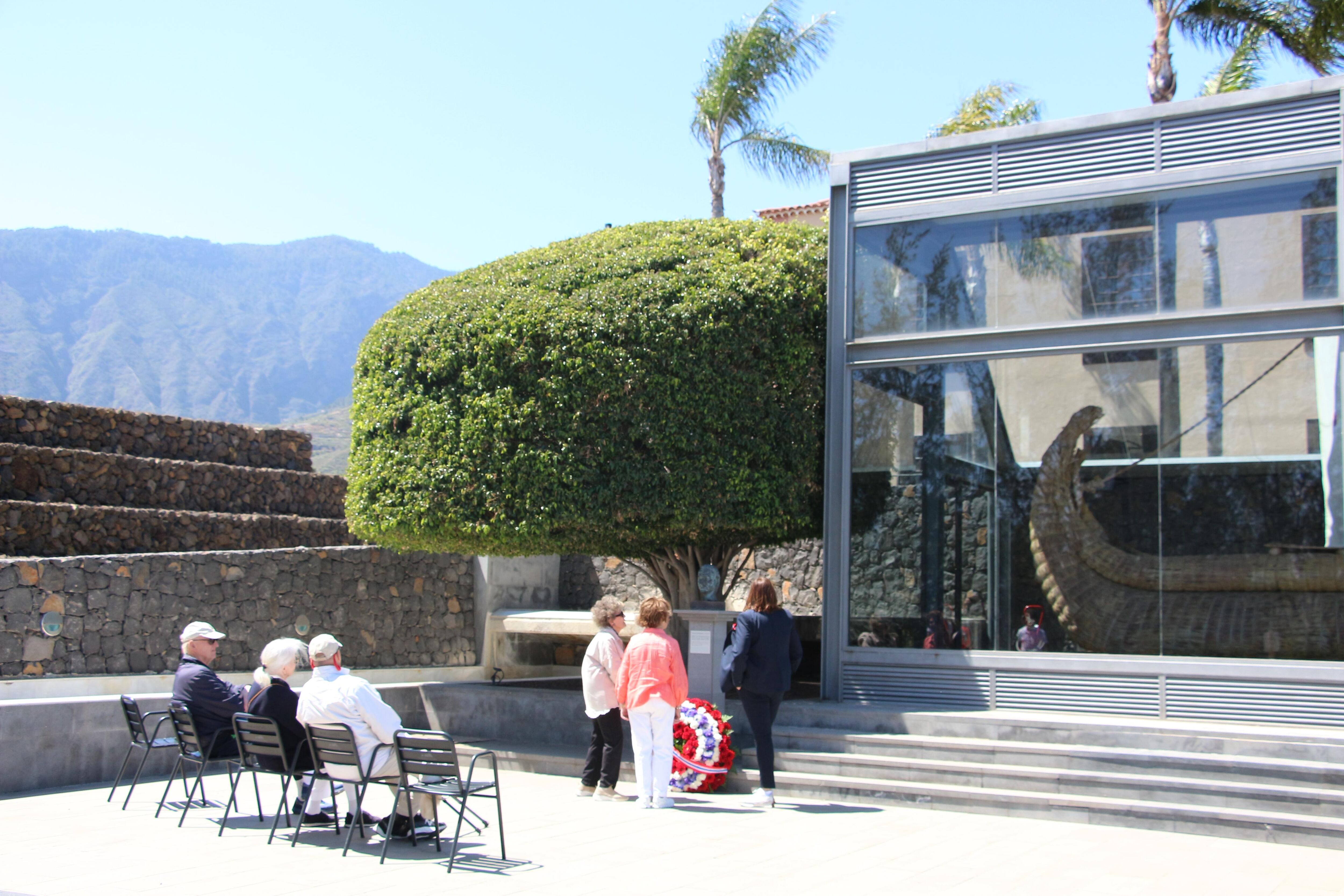 Los reyes Harald y Sonia de Noruega durante la visita al parque Pirámides de Güímar
