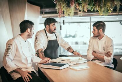 A algunos el hecho de que el restaurante forme parte del grupo Rantanplan, propietario de locales como Tekel, Pointer, Chow Chow o Pomerania, le puede echar para atrás, aunque con Efímero, abierto hace cuatro meses, están intentando hacer las cosas de manera diferente.