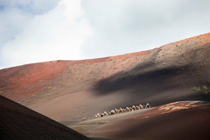 El parque nacional del Timanfaya es una extensión volcánica que se originó en el siglo XVIII y que terminó de formarse entrado el XIX. Andrés Lorenzo Curbelo, el cura de Yaiza, un pueblo de Lanzarote, relató el momento de la erupción en un manuscrito: "El 1º de Septiembre (de 1730) entre las nueve y diez de la noche la tierra se abrió de pronto cerca de Timanfaya a dos leguas de Yaiza. En la primera noche una enorme montaña se elevó del seno de la tierra y del ápice se escapaban llamas que continuaron ardiendo durante diez y nueve días". Su relevancia geológica es máxima, pues aquí se acumulan más de 25 cráteres y hornitos, bocas secundarias por donde también sale lava; hay túneles volcánicos y mares de lava (gobiernodecanarias.org/parquesnacionalesdecanarias).