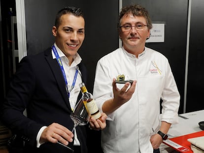 Guillermo Cruz, exsumiller de Mugaritz, junto al cocinero Andoni Aduriz en la XVI edición de la cumbre gastronómica internacional Madrid Fusión, en 2018.