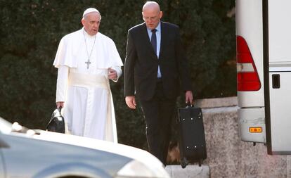 El comandante de la Gendarmería vaticana, Domenico Giani, junto al papa Francisco.