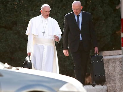 El comandante de la Gendarmería vaticana, Domenico Giani, junto al papa Francisco.