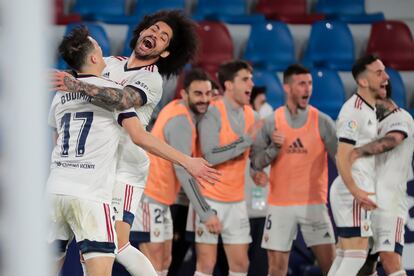 Aridane celebra con Budimir el 0-1 de Osasuna.