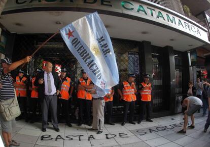 Un grupo de personas se manifiesta el pasado día 9 en Buenos Aires contra la minería a cielo abierto en Catamarca.