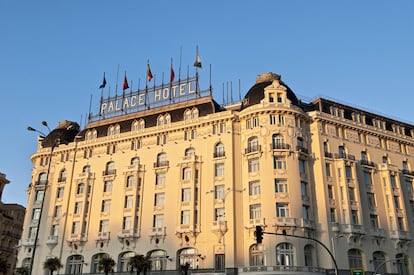 El hotel madrileño acogerá trajes, piezas e imágenes del Hollywood de los años 60 en una exposición, abierta hasta el 27 de agosto, en la que se mostrará las principales piezas que la centenaria sastrería Cornejo diseñó para grandes producciones cinematográficas.