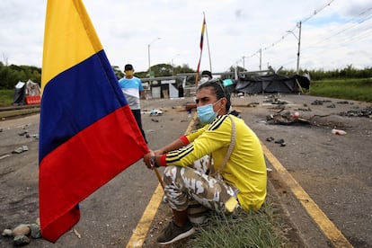 Un mujer participa en un un bloqueo durante el Paro Nacional en el sur de Cali, en mayo de 2021.