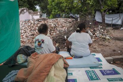 María Lourdes Núñez y su padre duermen frente a los escombros de su casa en unos catres junto con otras 10 familias. "Aquí estamos más seguros", menciona Núñez.