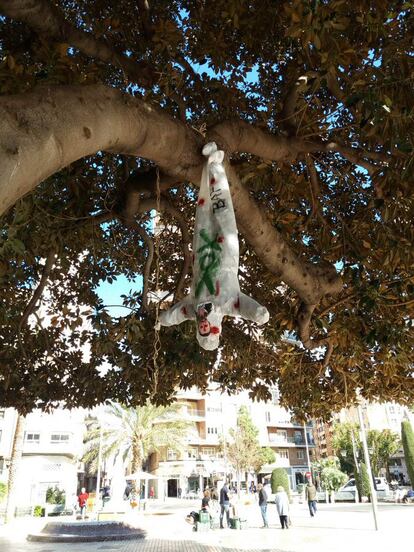 Un muñeco colgado con la cara de Santiago Abascal con un disparo en la cabeza, en la plaza María Agustina de Castellón, en una imagen difundida por Vox.