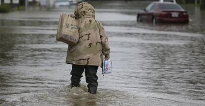 Un hombre tras hacer la compra en una calle de Healdsburg, California, el jueves.