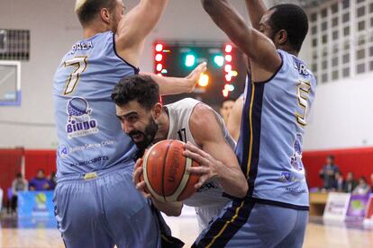 Sebastián Vega, baloncestista argentino de Gimnasia de Comodoro Rivadavia, en un partido de Liga Nacional disputado el 20 de febrero pasado contra Hispano Americano de Río Gallegos.