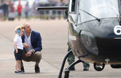 El pr&iacute;ncipe Guillermo y su hijo, el pr&iacute;ncipe Jorge, en la pista de aterrizaje durante la exhibici&oacute;n Royal International Air Tattoo. 