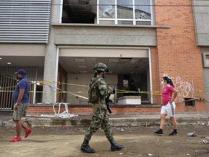 Un soldado custodia la Fiscalía de Popayán, al suroeste de Colombia, el pasado 15 de mayo.