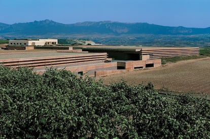 Se trata de una de las mayores bodegas de crianza de Europa, un gigante que, sin embargo, logra mimetizarse con el cerro testigo sobre el que se asienta. "Los edificios de oficinas y visitas se sitúan sobre el viñedo a modo de château mientras que la bodega se construye haciéndose parte del cerro, a la manera de una obra de 'land art', quedando oculta desde el viñedo", explica en la memoria el arquitecto Ignacio Quemada, que trabajó en sus inicios con Rafael Moneo.