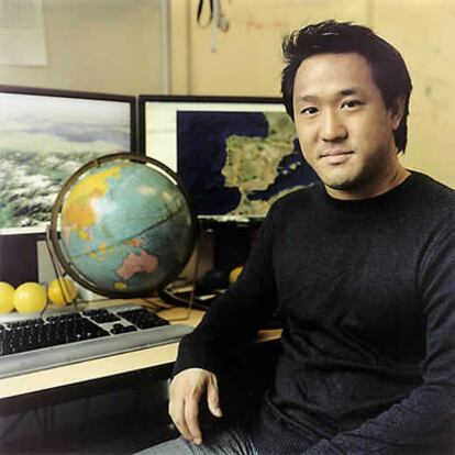 Director de Google Earth, Ohazama fundó la compañía de mapas digitales Keyhole, que fue adquirida por Google en octubre de 2004.