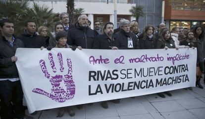 Concentración en Rivas en repulsa por el asesinato de una vecina.