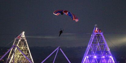 El paracaidista Mark Sutton durante su intervención en la inauguración de los Juegos Olímpicos de Londres 2012.