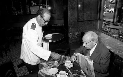 Enrique Tierno Galván, desayunando en el Café Comercial, en Madrid.