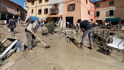 Vecinos de la localidad italiana de Cantiano, en la región de Las Marcas, en el centro de Italia, se afanaban este viernes en limpiar las calles de barro.