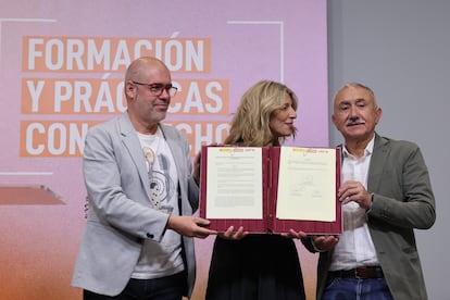 El secretario general de CC OO, Unai Sordo, la ministra de Trabajo, Yolanda Díaz, y el jefe de UGT, Pepe Álvarez, el 15 de junio en la presentación del estatuto del becario.