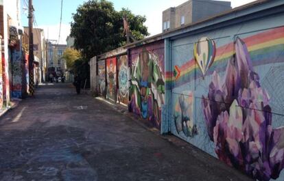 Paredes de un callejón de Mission pintadas con famosos murales