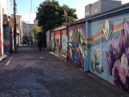 Paredes de un callej&oacute;n de Mission pintadas con famosos murales 