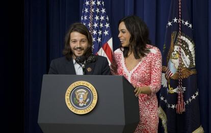 Diego Luna, durante la presentaci&oacute;n de su pel&iacute;cula, &acute;Cesar Ch&aacute;vez, en la Casa Blanca junta a la actriz Rosario Dawson.