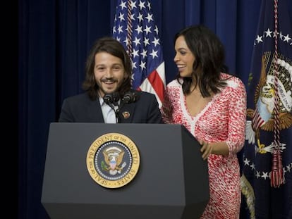Diego Luna, durante la presentación de su película, ´Cesar Chávez, en la Casa Blanca junta a la actriz Rosario Dawson.