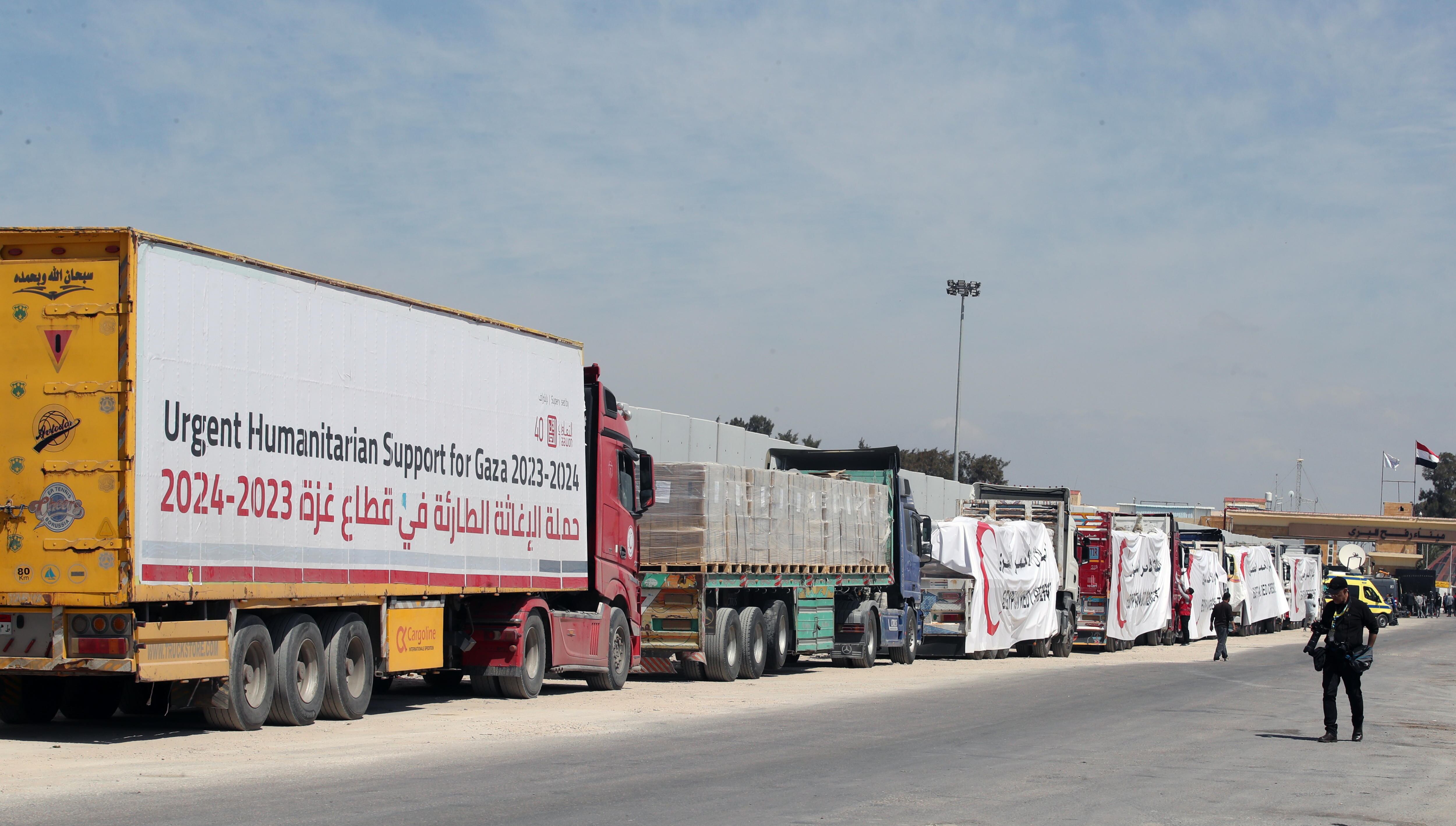 Camiones de ayuda humanitaria, a la espera de poder cruzar la frontera entre Egipto y Gaza, en Rafah.