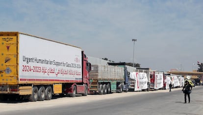 Camiones de ayuda humanitaria, a la espera de poder cruzar la frontera entre Egipto y Gaza, en Rafah.