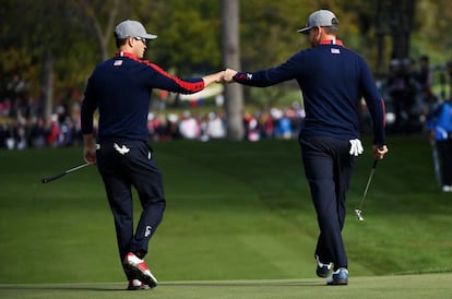 Zach Johnson y Jimmy Walker, de EE. UU.este viernes.