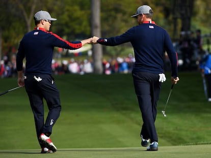 Zach Johnson y Jimmy Walker, de EE. UU.este viernes.