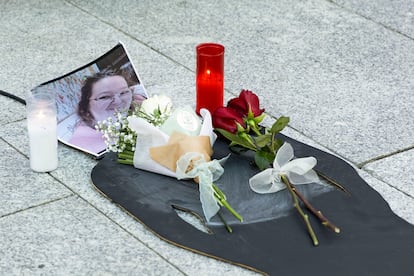 Vista de la concentración el 30 de julio de 2025 por el crimen de una trabajadora del servicio de ayuda en el hogar en O Porriño (Pontevedra), presuntamente asesinada por el marido de una usuaria a la que atendía.