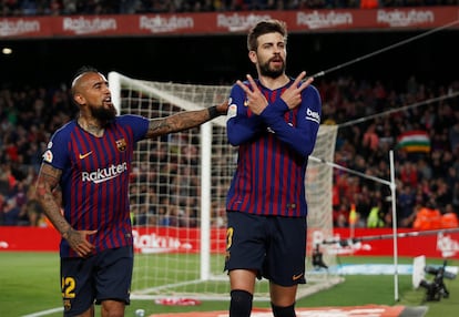 Piqué celebra junto a Arturo Vidal tras marcar un gol en el Barcelona-Rayo Vallecano, en el Camp Nou, en 2019.