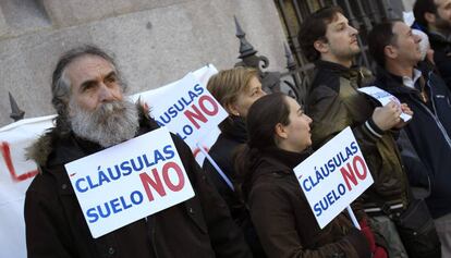 Concentració d'afectats per les clàusules terra davant del Banc d'Espanya.