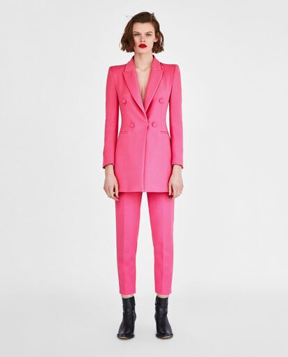 Zara no se ha quedado atrás. El buque insignia de Inditex ofrece una serie de trajes monocromáticos que nada tienen que envidiar a la propuesta de Tom Ford o Marc Jacobs.