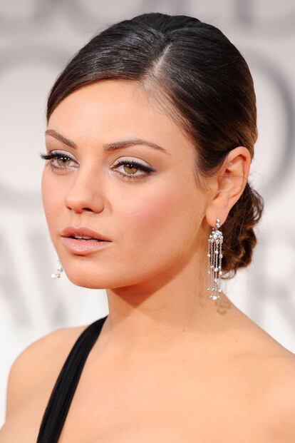 Mila Kunis mantuvo uno de los looks con los que más la vemos: recogido pegado y ojos marcados con eye-liner que destacan su belleza intensa.