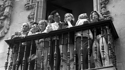 Family members of ETA victim Miguel Ángel Blanco on the balcony of the town hall in Ermua (Vizcaya).