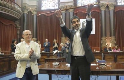 Eneko Goia (PNV) sostiene este sábado la makila una vez investido alcalde de San Sebastián junto a su antecesor, Juan Karlos Izagirre (Bildu).