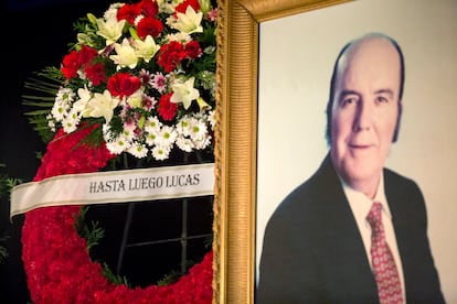 En la capilla ardiente de Chiquito de la Calzada, instalada en el auditorio de la Diputación de Málaga el 11 de noviembre de 2017, había una corona de flores en la que se podía leer: "Hasta luego Lucas".