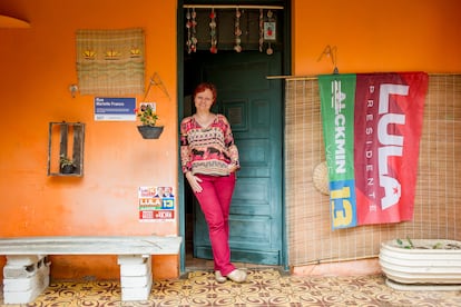 Ivy Wiens posa para un retrato en su casa, adornada con propaganda a favor de Lula.