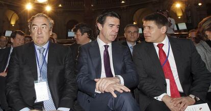 Jos&eacute; Manuel Soria, ministro de Industria en funciones, Juan Rosell, presidente de CEOE, y Markus J. Beyrer, director general de BusinessEurope. 