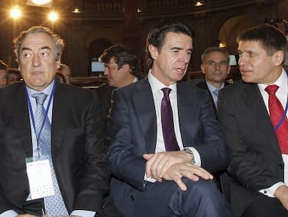 Jos&eacute; Manuel Soria, ministro de Industria en funciones, Juan Rosell, presidente de CEOE, y Markus J. Beyrer, director general de BusinessEurope. 