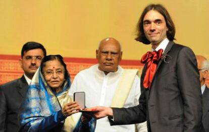 Pratibha Patil, presidenta de India, entrega la medalla Fields Medal a Cédric Villani, del Institut Henri Poincaré de París, durante la inauguración del Congreso Internacional de Matemáticos en Hyderabad.